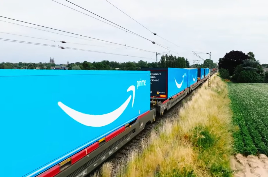 Η Amazon στρέφεται σε τρένα και σκάφη αντί για φορτηγά στην Ευρώπη