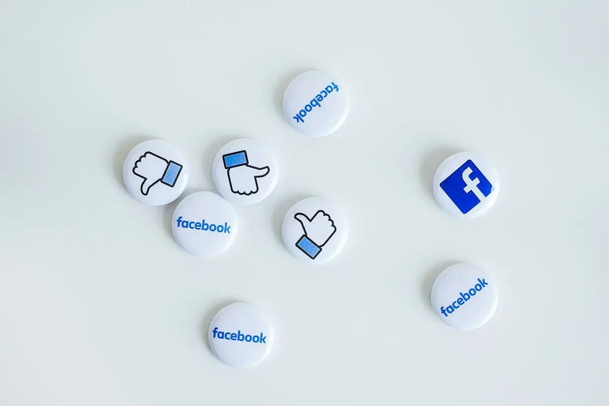 Για έναν λόγο η Gen Z είναι ακόμα στο Facebook: Aγοράζει από το marketplace